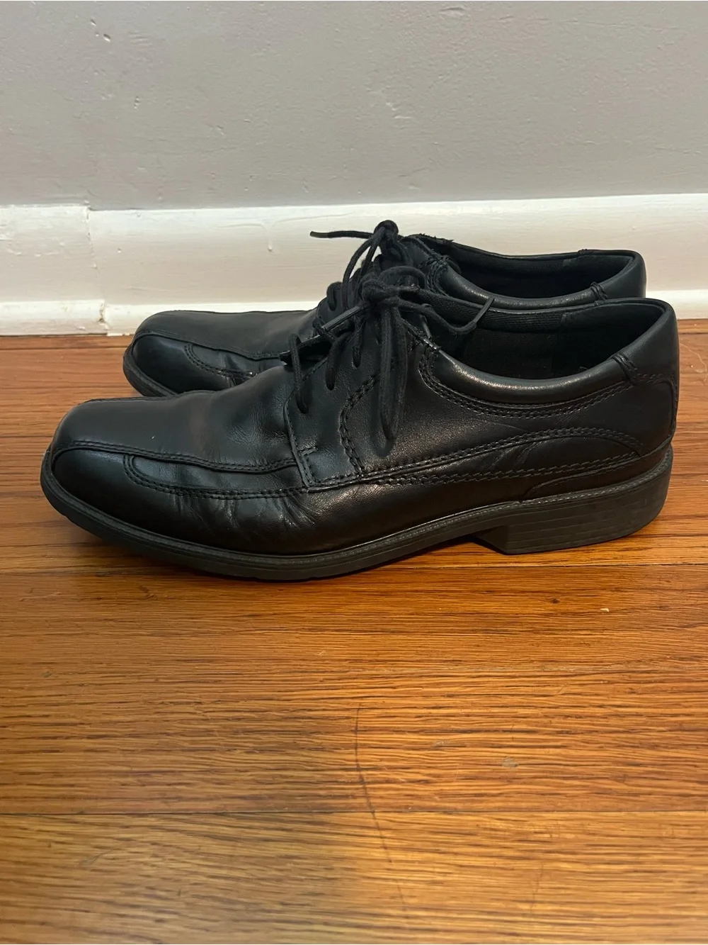 Clarks Men’s Black Leather Lace-Up Oxfords